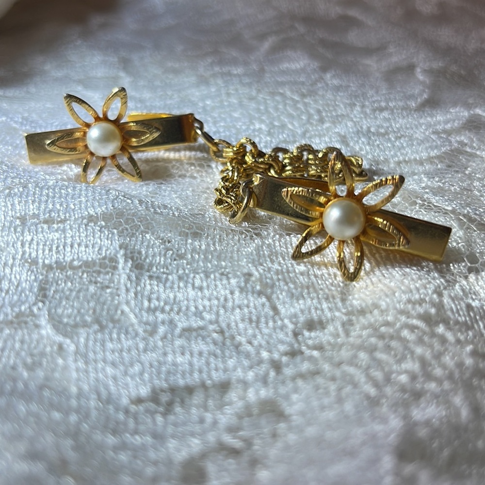 Gold tone collar clip 1950s vintage. Flower with pearl faux